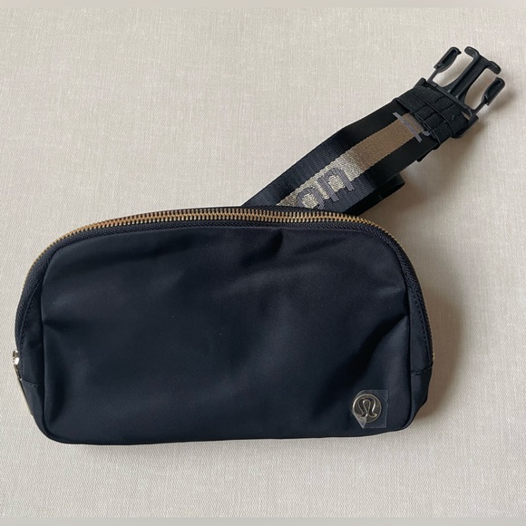 lululemon athletica Handbags - Lululemon Everywhere Belt Bag 1L